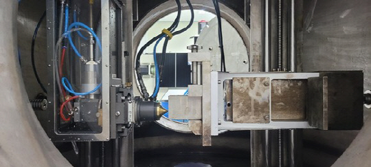 한국기계연구원은 수중에서 두께 100㎜ 이상의 스테인리스강 시편을 안전하게 절단할 수 있는 '수중 레이저 절단기술'을 개발했다. 사진은 수심을 모사한 수조에 설치된 수중 절단 헤드와 시편 장착 모습. 기계연 제공